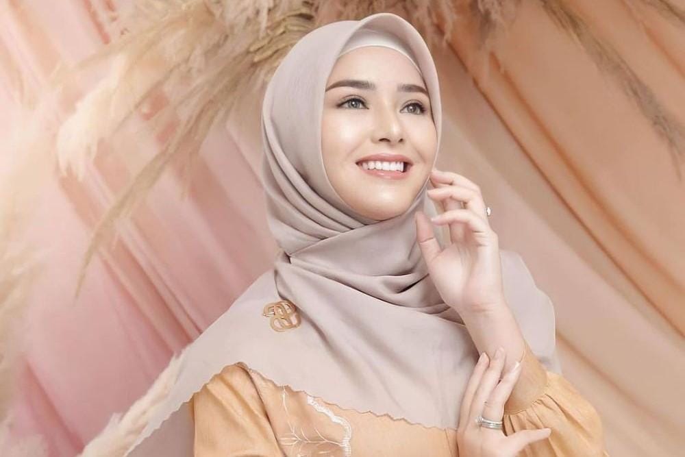 7 Gaya Amanda Manopo Pakai Hijab, Bikin Heboh Satu Indonesia