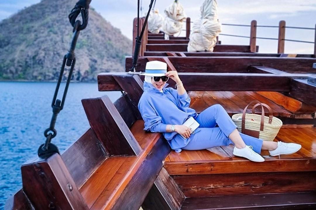Intip Gaya Mewah Syahrini Liburan ke Labuan Bajo, Cetar Banget!
