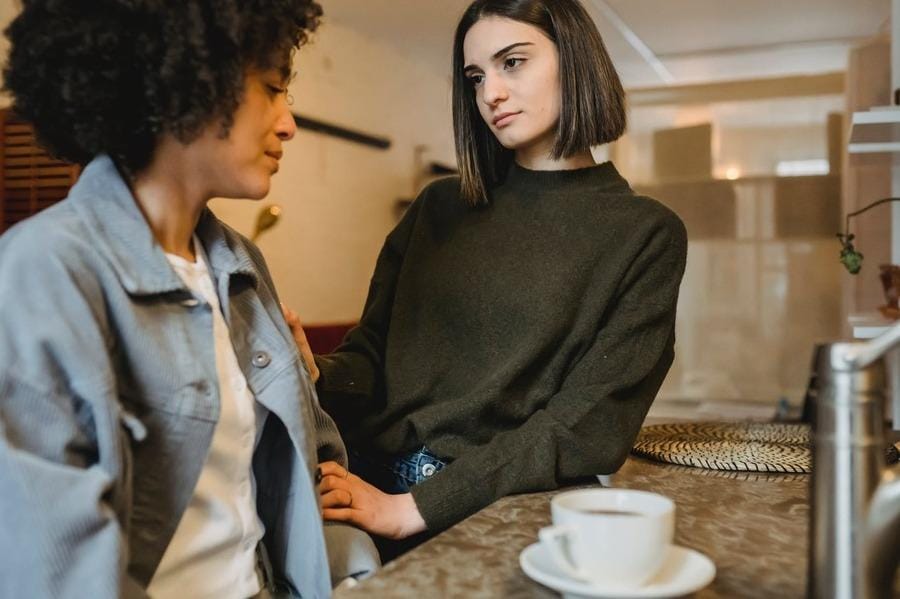 5 Zodiak Ini Sering Jadi People Pleaser, Susah Bilang "Tidak"!