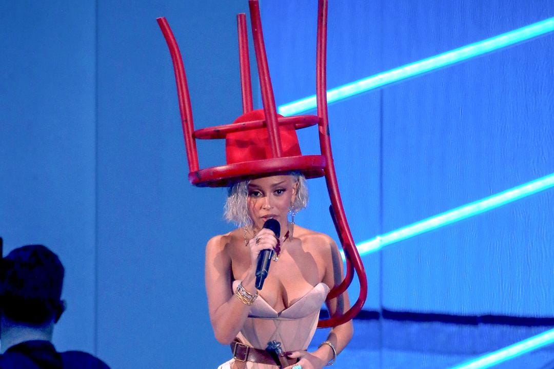 Gaya Heboh Doja Cat di Ajang Musik, Totalitas Pakai Kursi di Kepala!