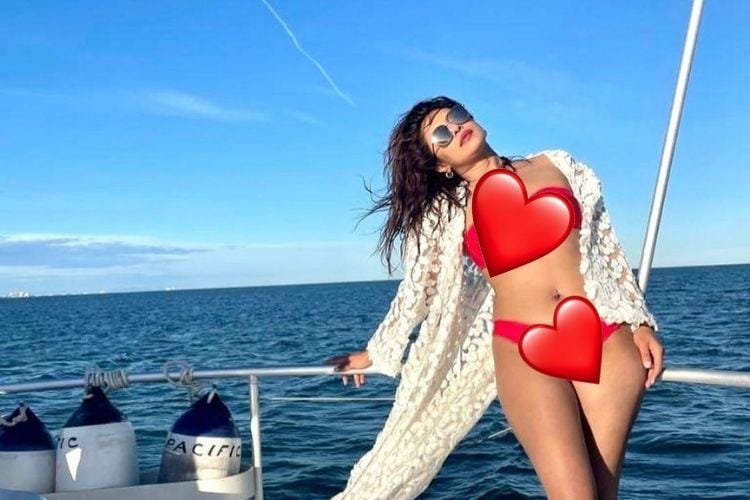 Gaya Seksi Priyanka Chopra Liburan Musim Panas di Spanyol