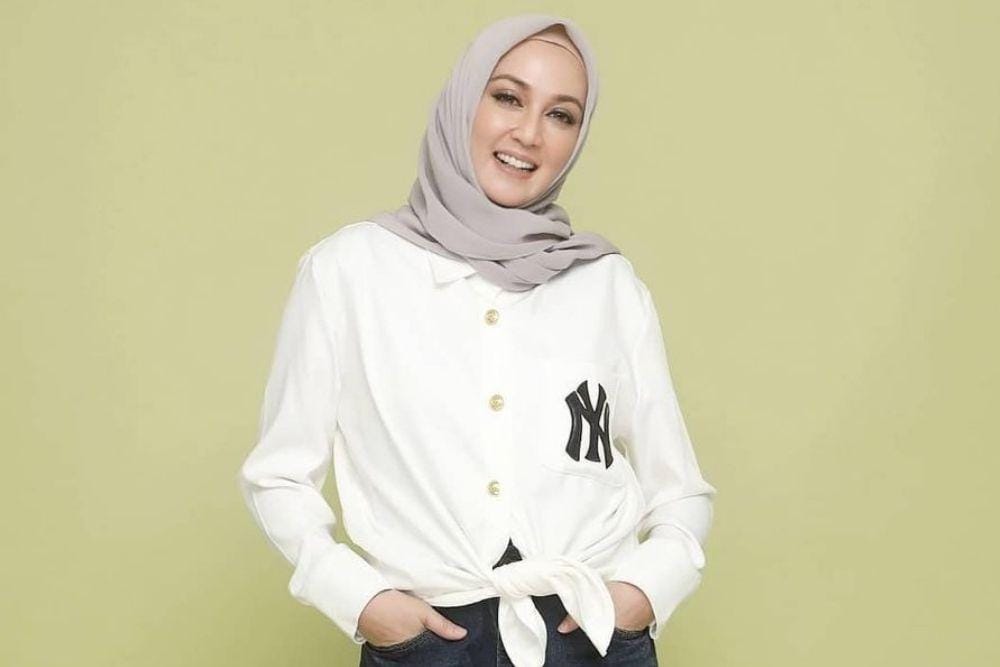 Intip Pesona Dina Lorenza yang Awet Muda di Usia 46 Tahun