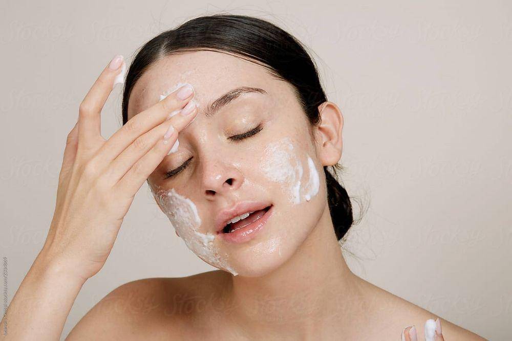 Cara Mudah Menghapus Maskara Waterproof/ stocksy.com
