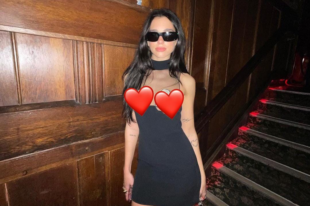 Nyaris Pamer Area Dada, Baju Dua Lipa Seksi Maksimal!
