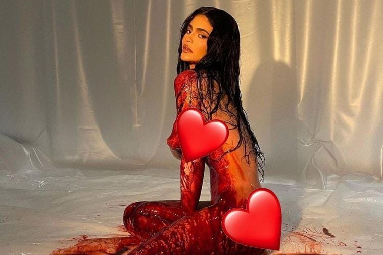 Tanpa Baju! Kylie Jenner Tetap Pose Seksi saat 'Berlumurah Darah'