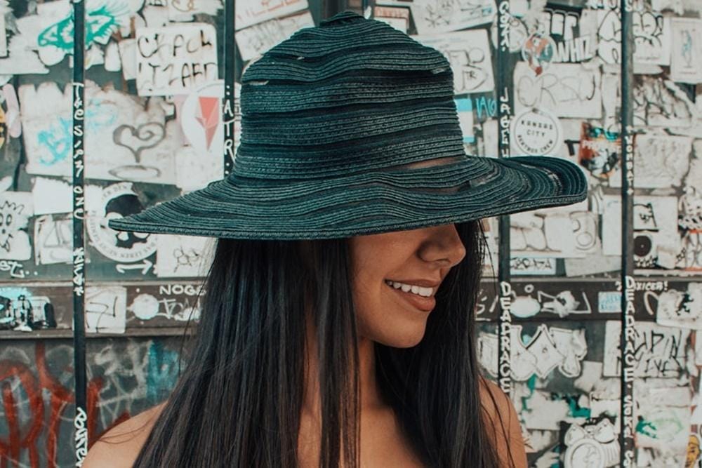 6 Zodiak yang Suka Menutupi Perasaannya Saat Jatuh Cinta
