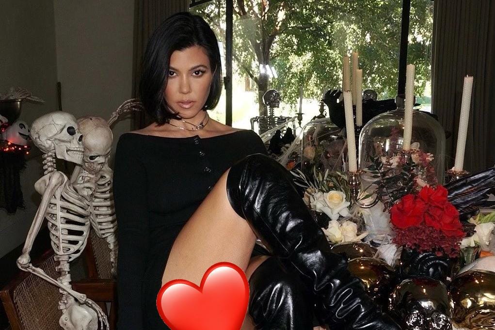 Potret Seksi Kourtney Kardashian, Duduk di Atas Meja Pamer Paha