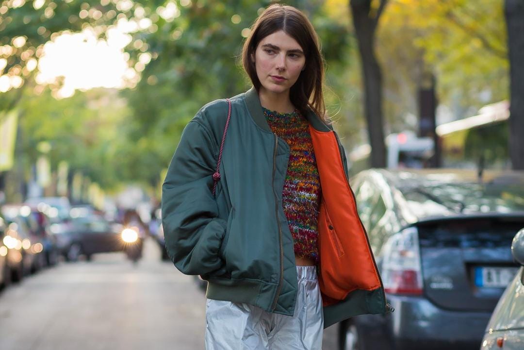 Cara Baru Padu-padan Jaket Bomber yang Lebih Stylish