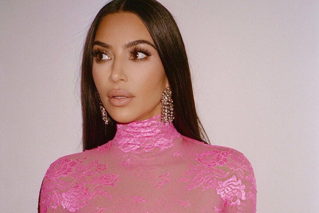 Nyaris Dikira Telanjang, Baju Ketat Kim Kardashian Terlalu Menerawang