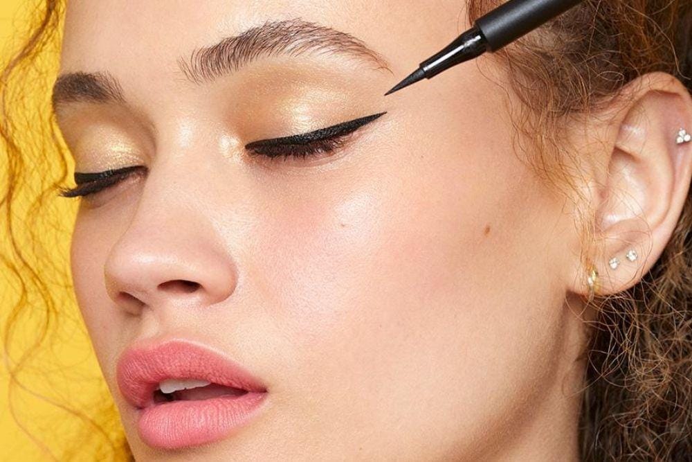 Begini Cara Memakai Eyeliner yang Mudah untuk Pemula