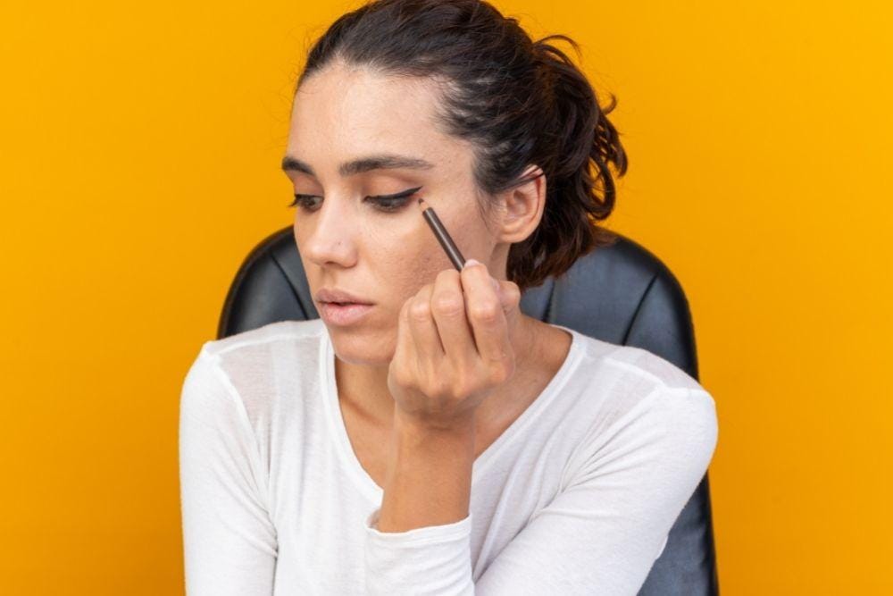 Cara Memakai Eyeliner yang Mudah Untuk Pemula / freepik.com