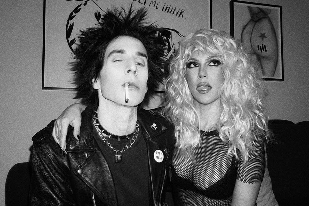 Kourtney Kardashian & Travis Berdandan ala Pasangan Tragis Sid & Nancy