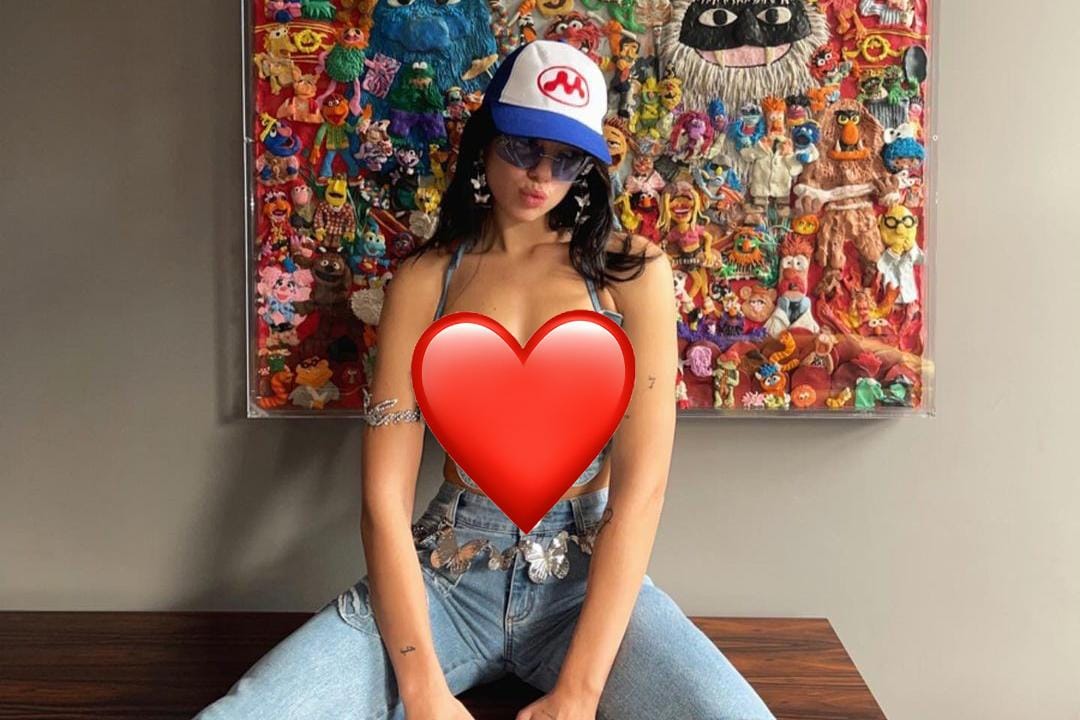 Pamer Bagian Tubuh, Dua Lipa Seksi Pakai Denim on Denim