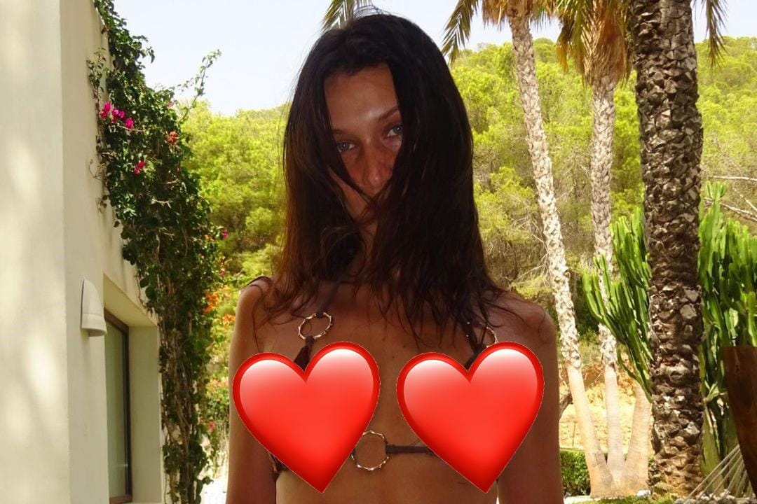 Asik Main Bola, Bella Hadid Tampil Seksi Pakai Bikini