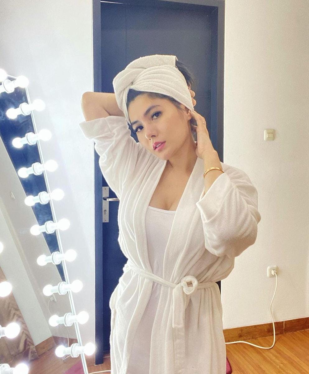 instagram.com/angelalee87