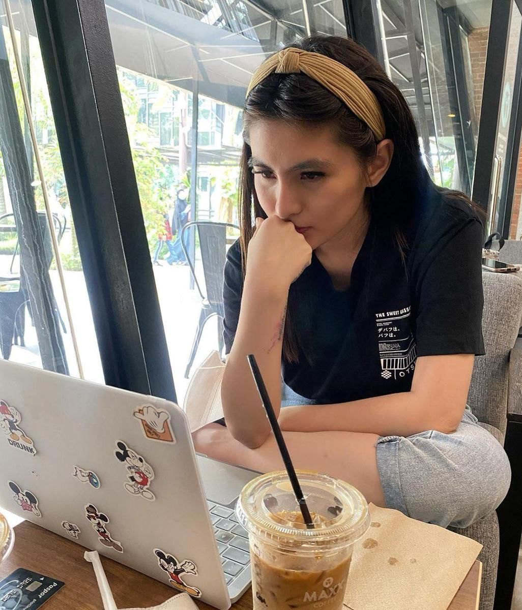 instagram.com/angelalee87