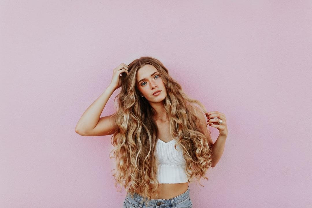15 Warna Rambut yang Cocok untuk Kulit Sawo Matang