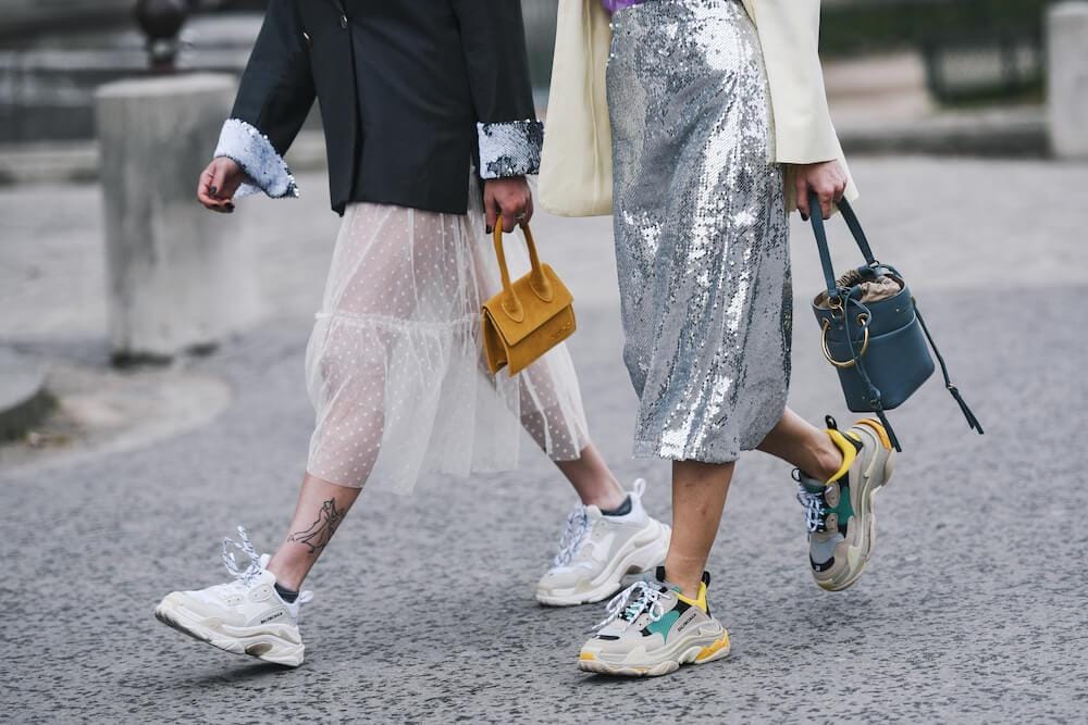 5 Cara Feminin Kenakan Chunky Sneakers untuk Para Cewek!