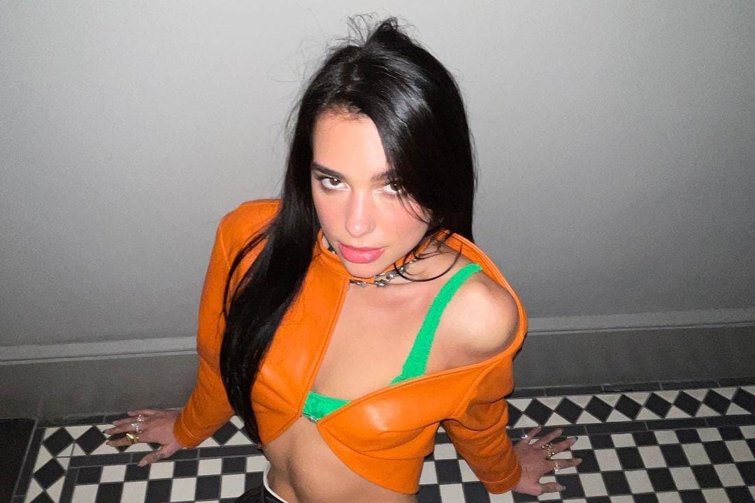 Pakai Bra Mencolok, Gaya Dua Lipa Bikin Salah Fokus