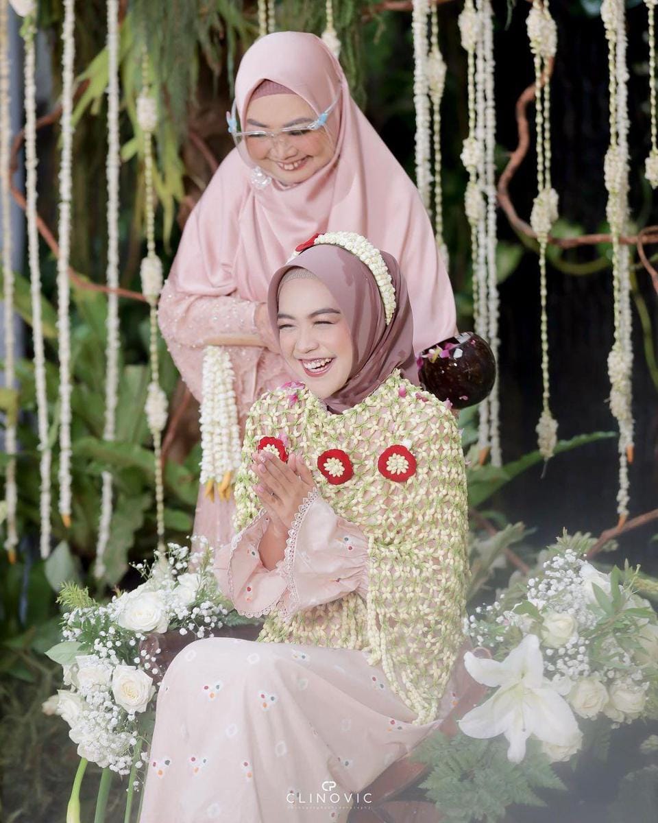 instagram.com/riaricis1795