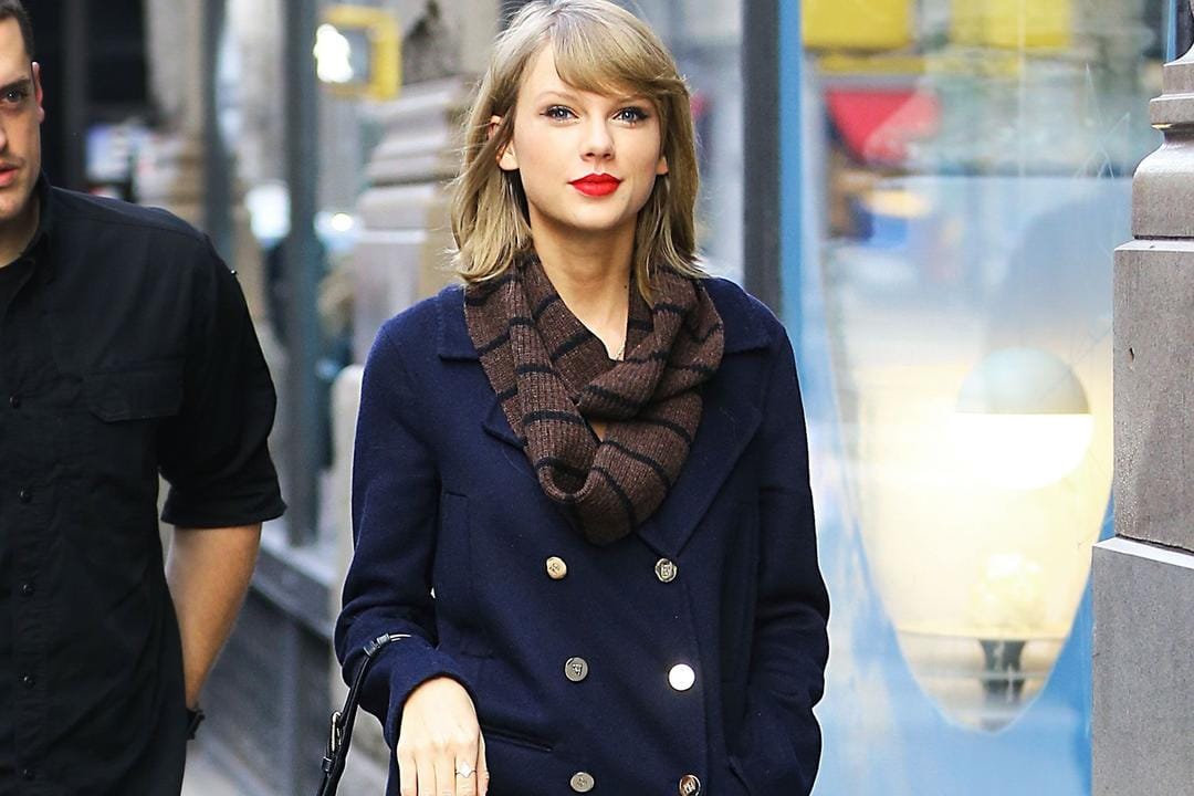 Jadi Gaya Ikonik, Ini 8 Potret Taylor Swift Kenakan Scarf yang Modis