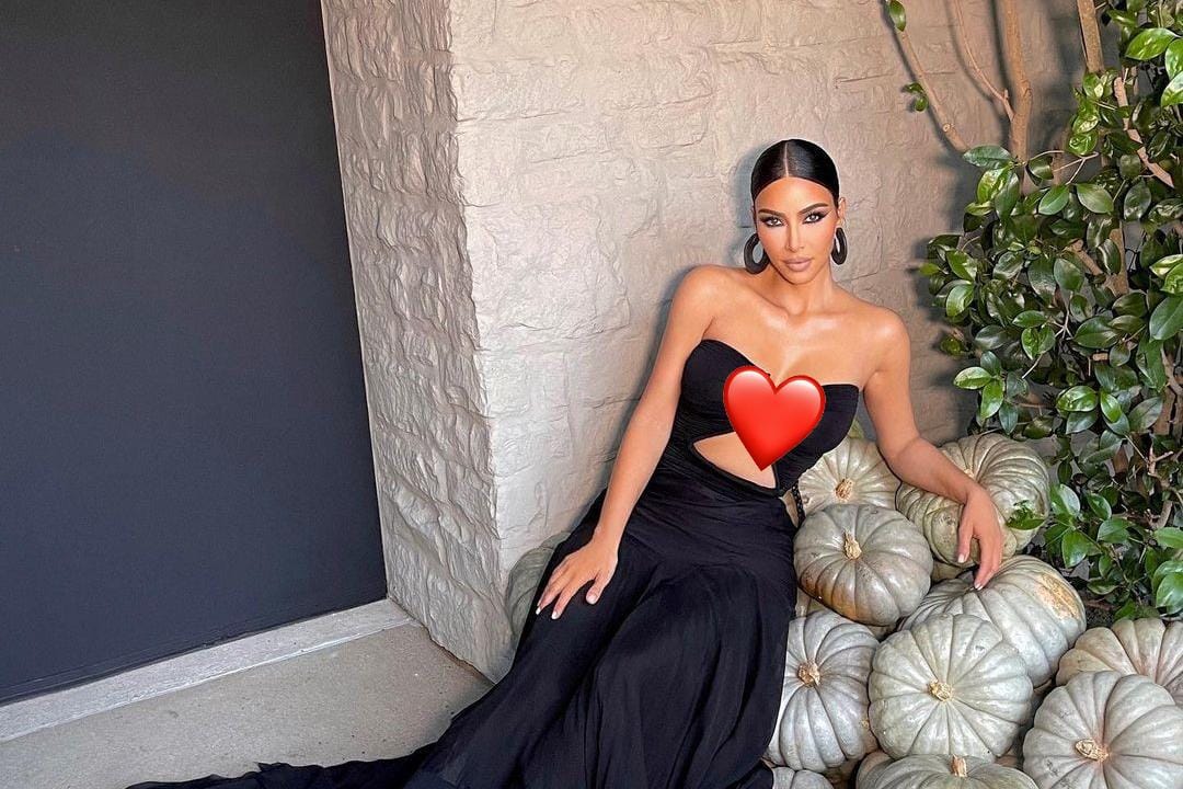 Gaya Seksi Kim Kardashian Saat Datang ke Pernikahan Paris Hilton