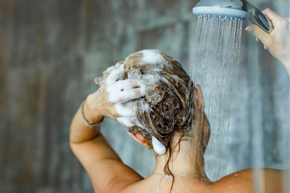 Tips Mengatasi Rambut Lepek dan Bau, stylecheer.com