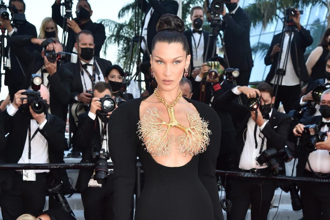 Artis Perempuan Hollywood yang Gunakan 'Kalung' untuk Tutupi Dada