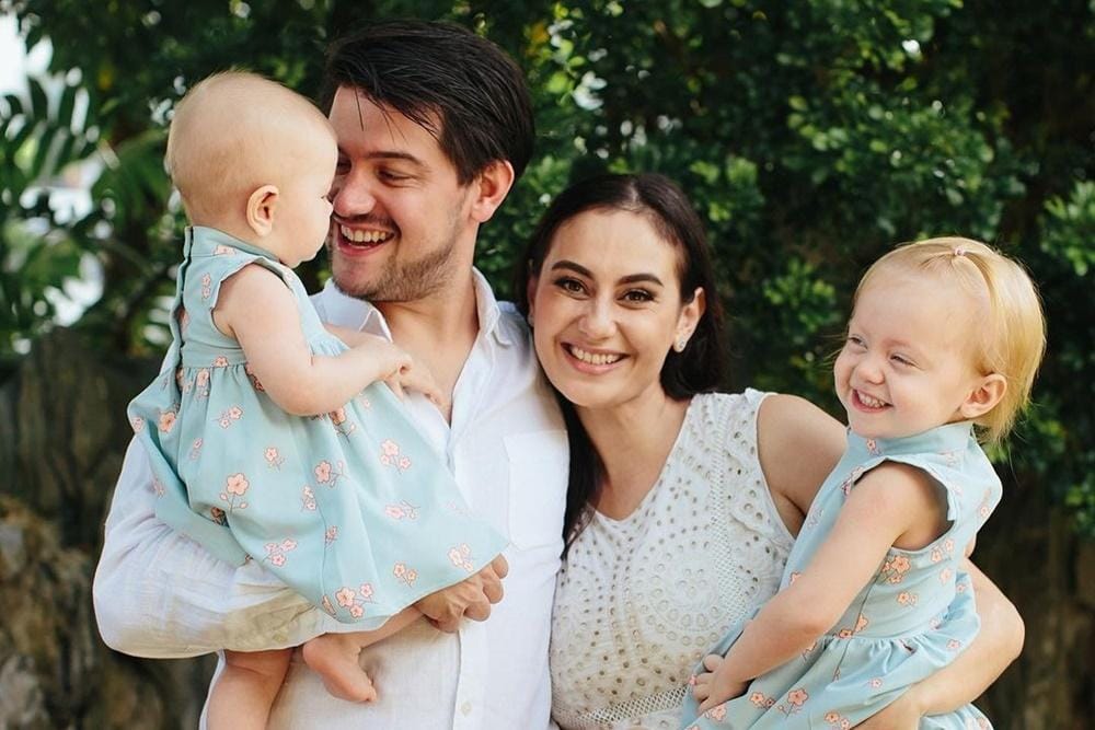 Harmonis! 10 Potret Bahagia Keluarga Presenter yang Memiliki Dua Anak