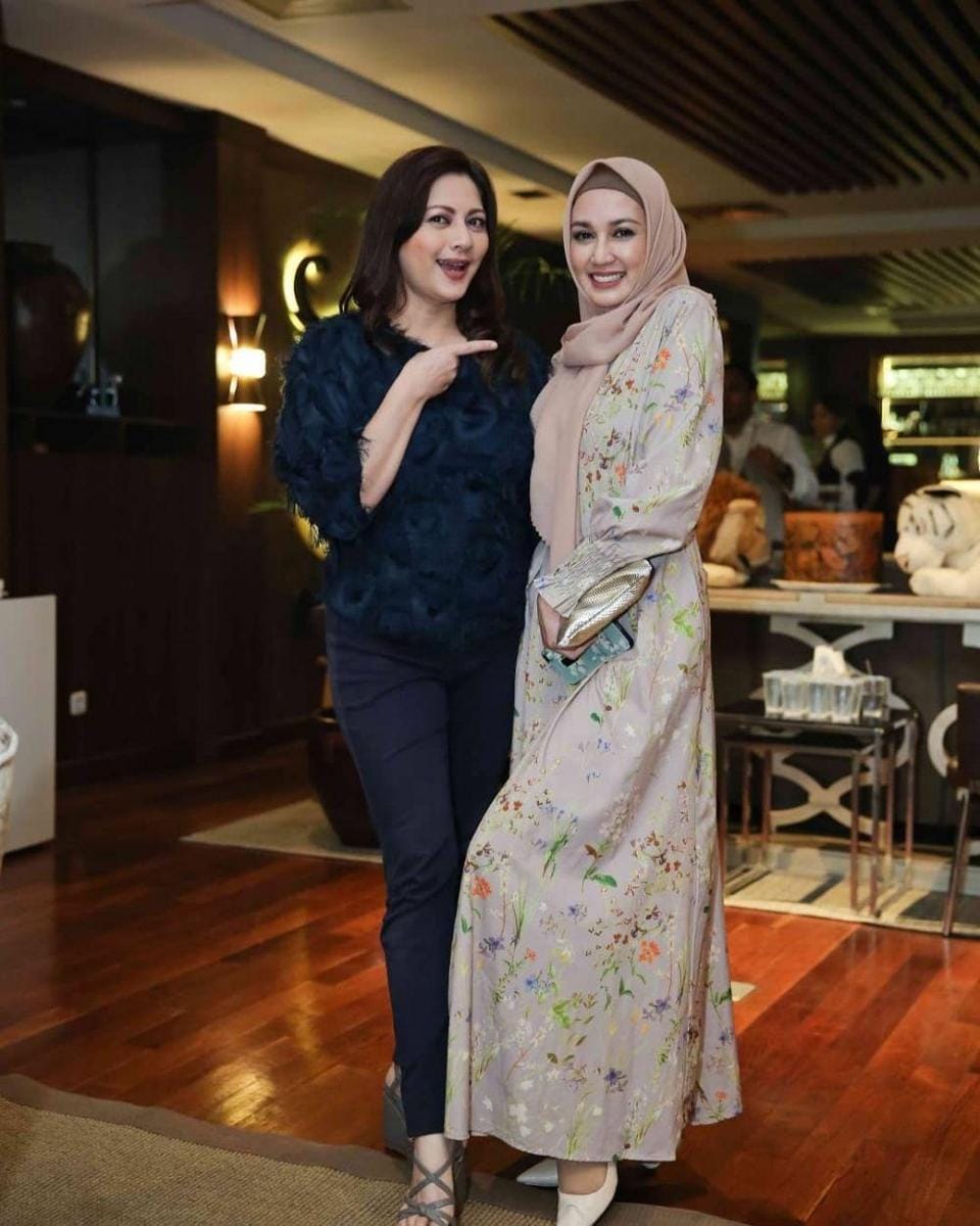 Instagram.com/dinalorenza1975