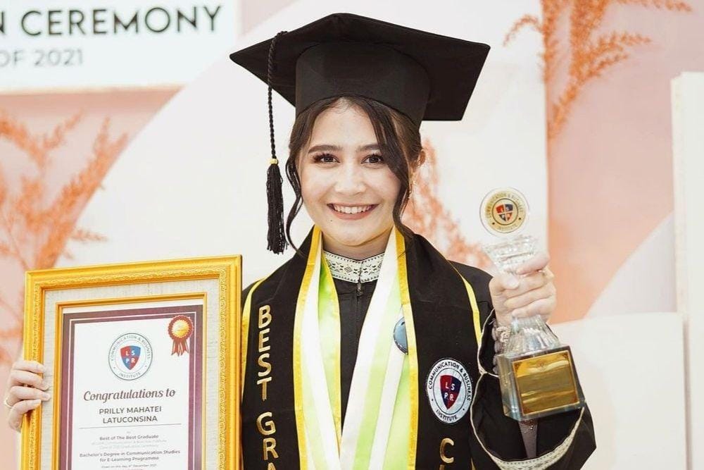 Prilly Latuconsina dan 6 Seleb Cantik Lainnya yang Wisuda di 2021
