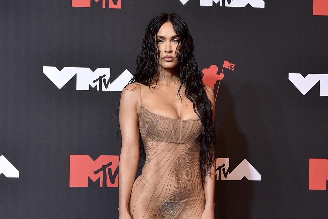 10 Seleb Hollywood yang Tampil Hampir Telanjang di Red Carpet 2021