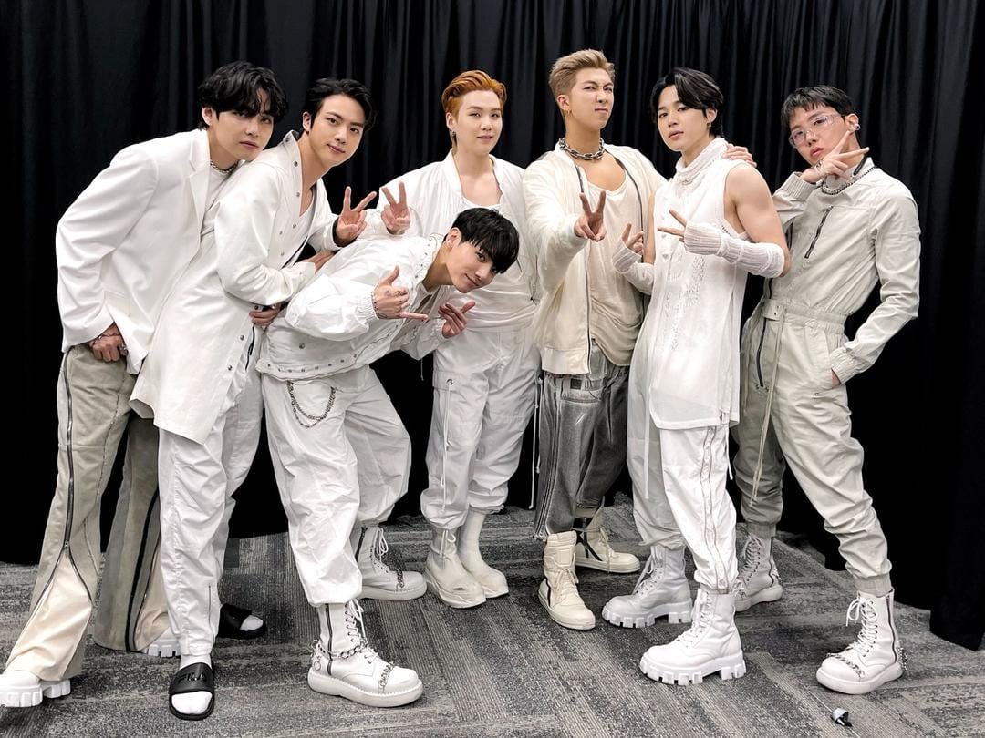 twitter.com/BTS_twt