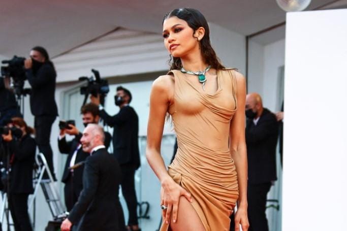 Pamer Paha, Ini 15 Gaya Seksi Zendaya Pakai Slit Dress di Karpet Merah