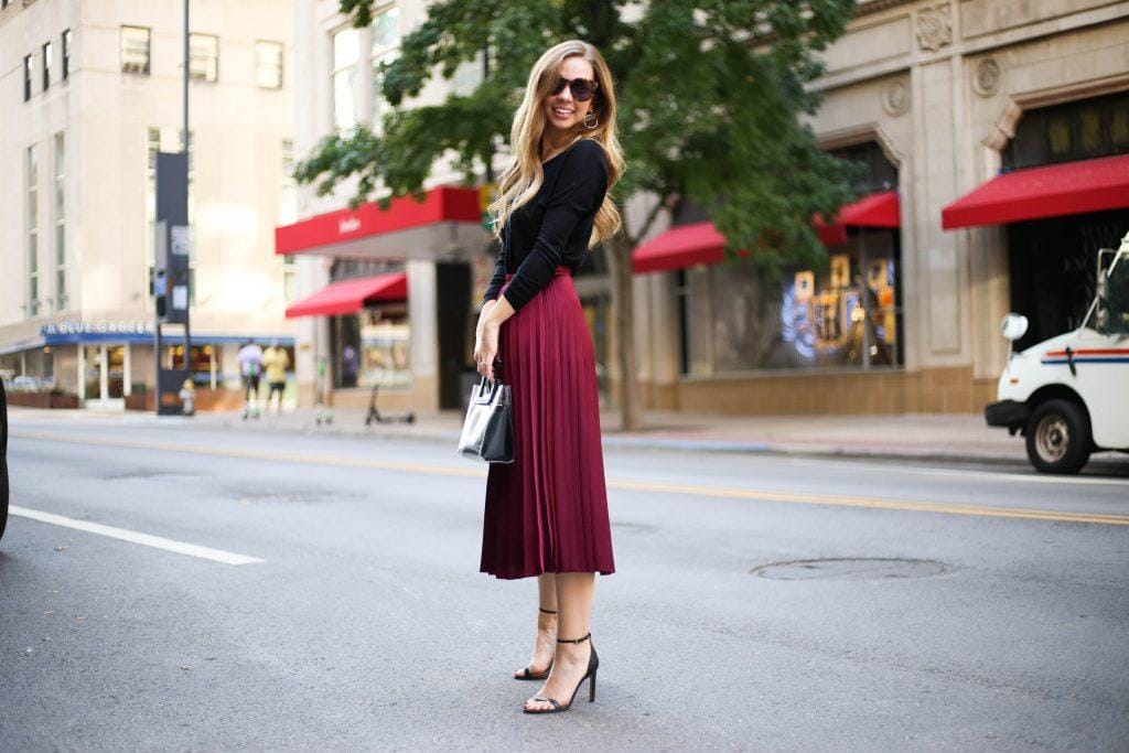 Cara Mudah Mix & Match Rok Plisket Warna Merah Marun