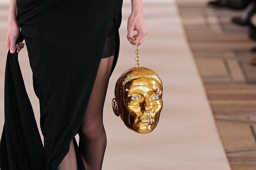 Desain Unik Schiaparelli Spring 2022, Ada Kepala Manusia!