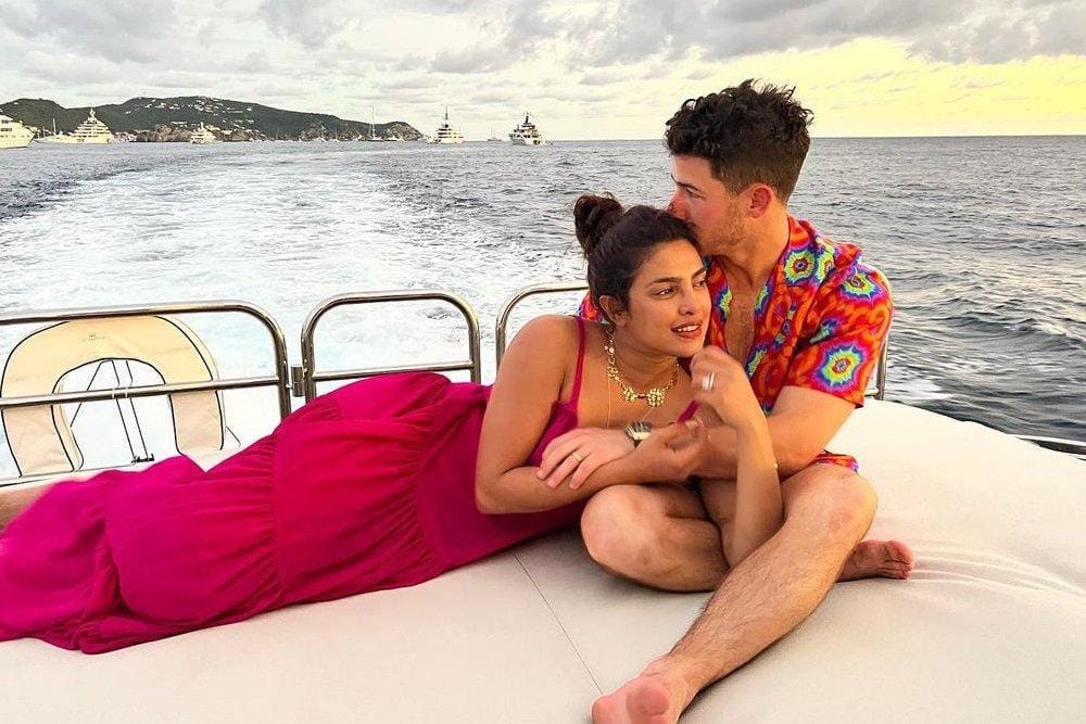 12 Artis Hollywood yang Punya Anak Lewat Surrogate Mother