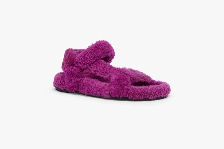 #PopbelaOOTD: Saatnya Tampil Beda dengan Sandal Bulu Ini!