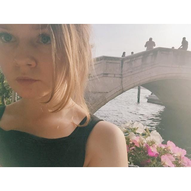 instagram.com/theannadelvey