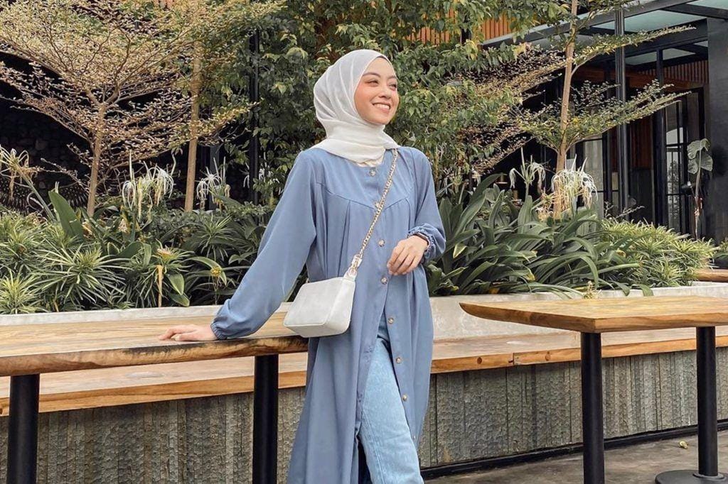 Inspirasi Padu-padan Tunik dan Celana Jeans untuk Hijabers