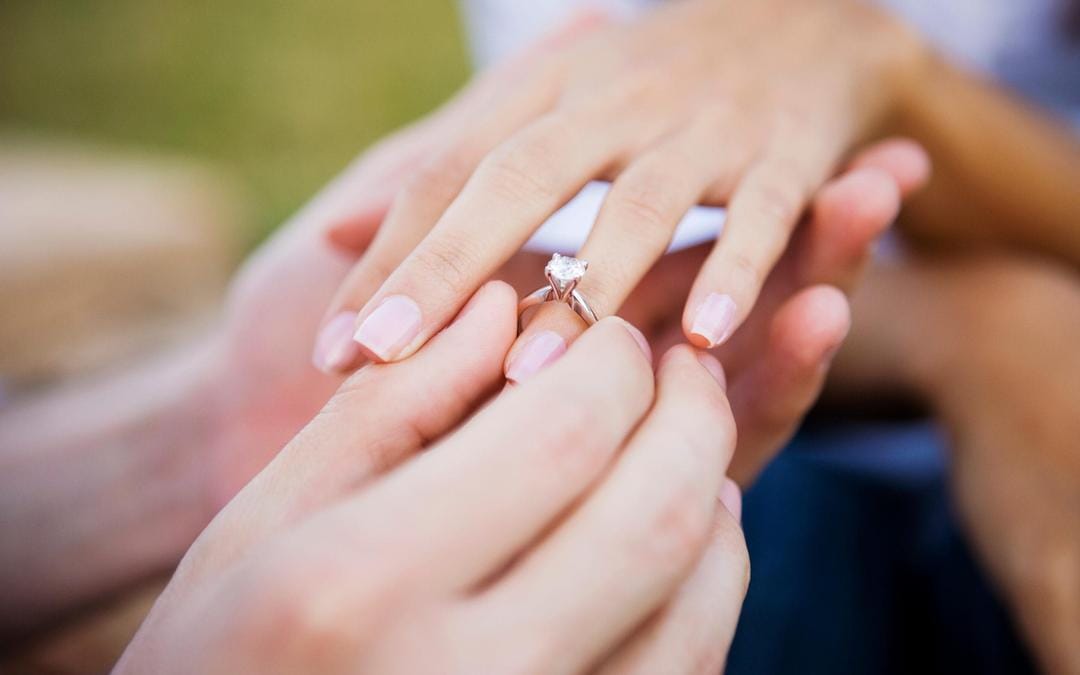 Tips Memilih Cincin Tunangan Berlian yang Unik