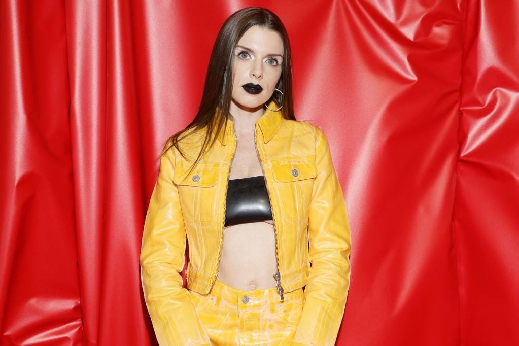 Anne Hathaway hingga Rihanna, Gaya Seleb di Milan Fashion Week 2022