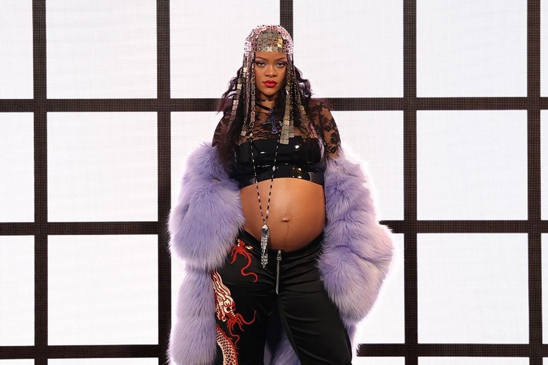 Deretan Potret Seksi Rihanna saat Hadiri Fashion Show