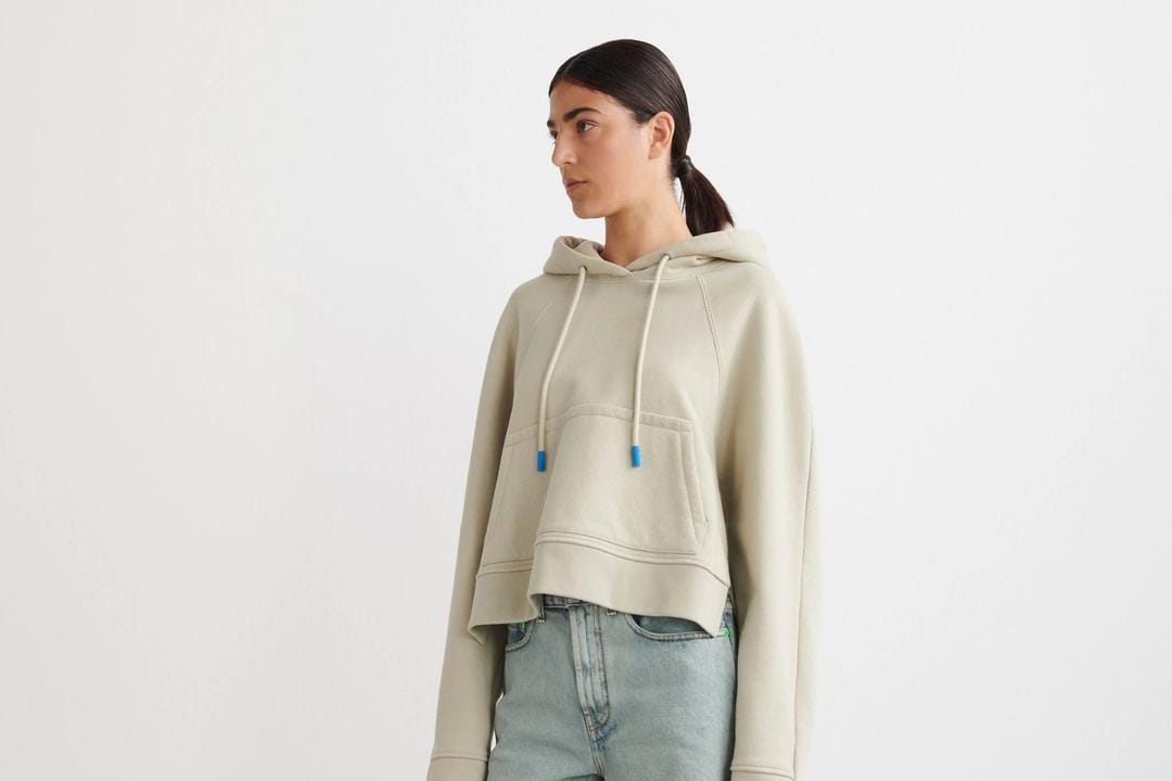 #PopbelaOOTD: Gaya Effortless di Musim Hujan dengan Oversized Hoodie