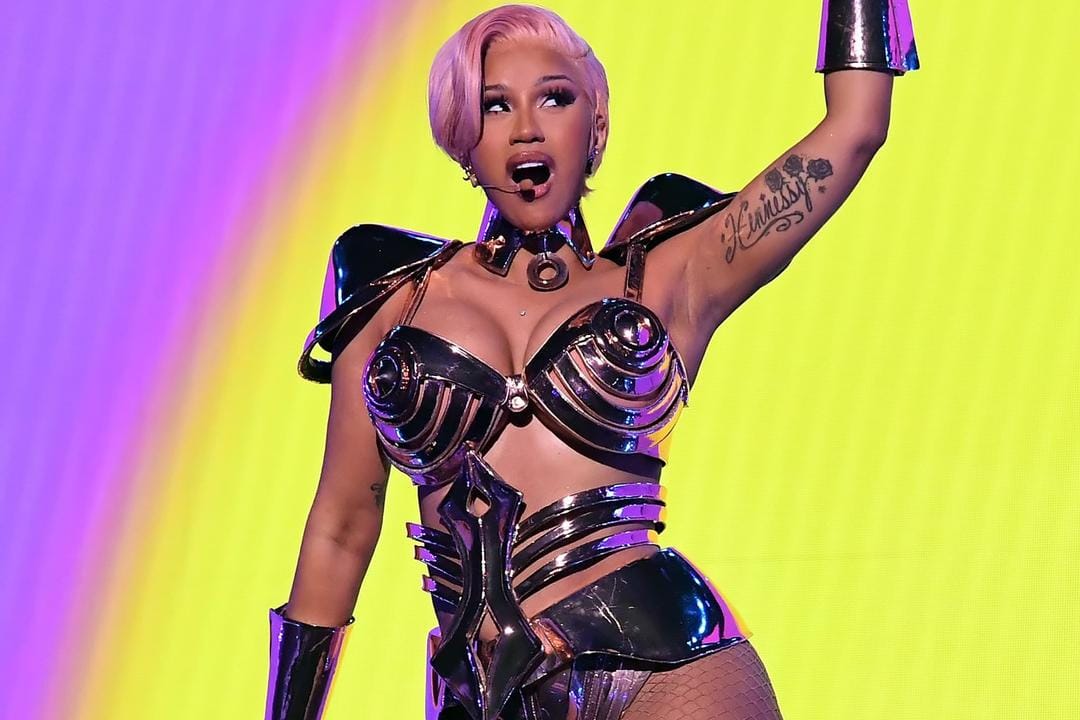 7 Gaya Seksi Penyanyi Hollywood Kenakan Catsuit di atas Panggung