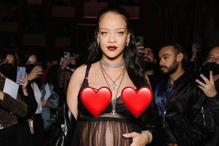 Rihanna Pede Pakai Lingerie Dress Menerawang di Acara Fashion
