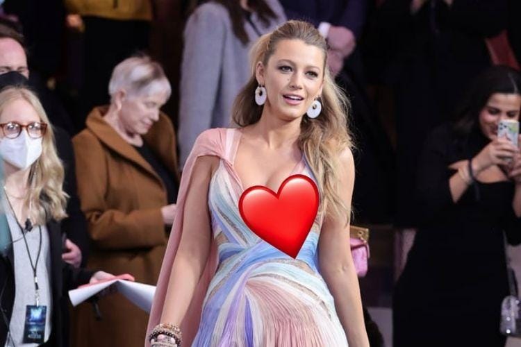 Blake Lively Tampil Seksi di Karpet Merah Pakai Gaun Pelangi