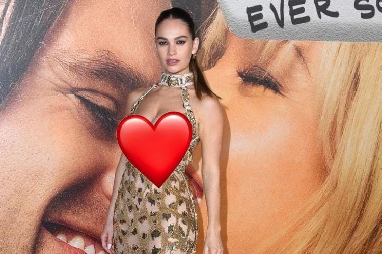 Lily James Pakai Gaun Menerawang di Karpet Merah Premiere Film