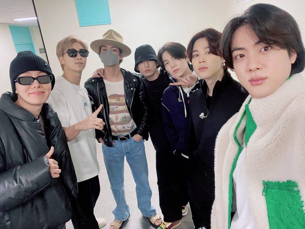 twitter.com/BTS_twt