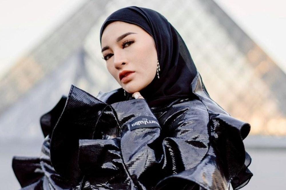 Glowing dan Glamor, Intip 7 Potret Shandy Purnamasari